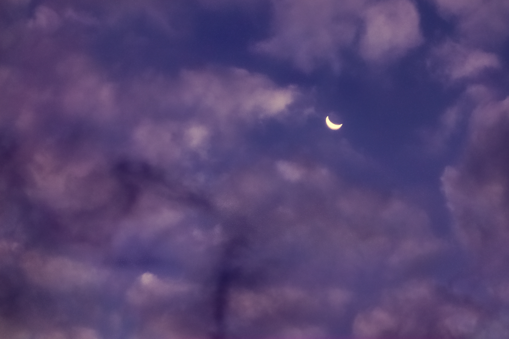 cloud clouds sky zephyr skyscape golden golden-hour amber amber-sky breeze float floating motion breeze dusk glow glowing